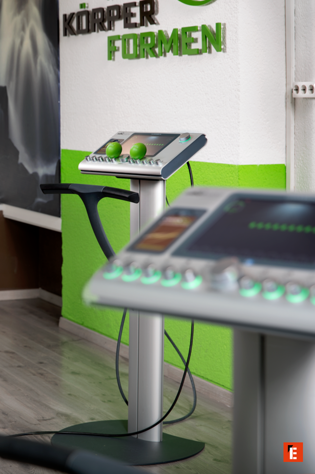 modernes fitnessstudio körper formen mit hightech konsolen