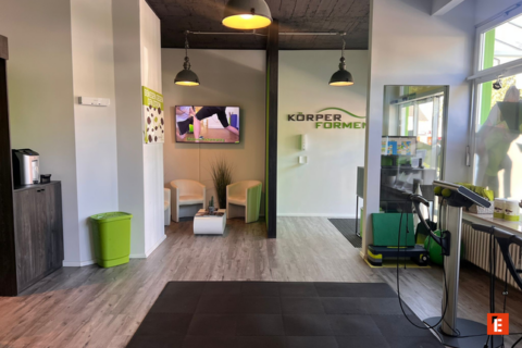 moderner wartebereich im fitnessstudio körperformen