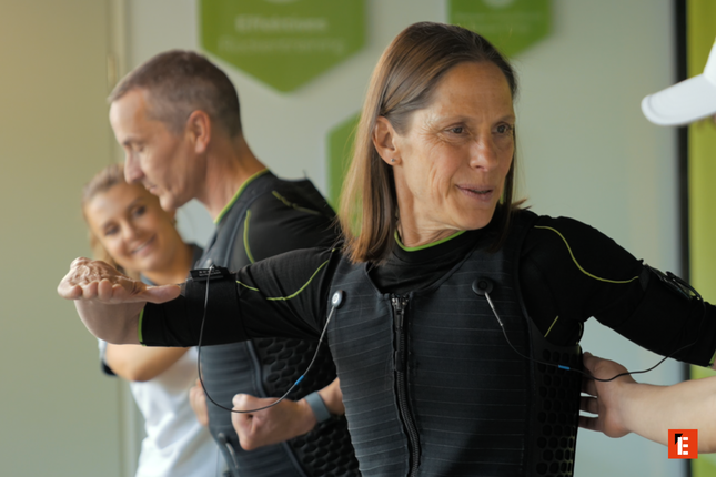 betreutes ems krafttraining mit trainingsanzügen für erwachsene