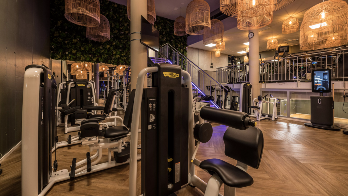 premium fitnessstudio mit technogym und mezzanin