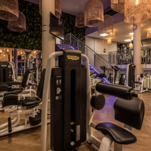 premium fitnessstudio mit technogym und mezzanin