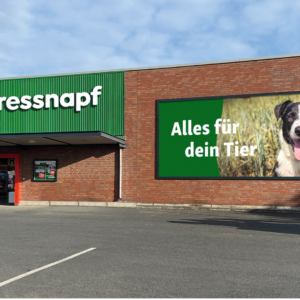 fressnapf filiale für tierbedarf mit hundewerbung