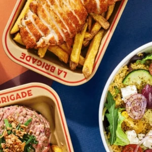 poulet pané, frites et salade méditerranéenne