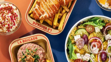 poulet pané, frites et salade méditerranéenne