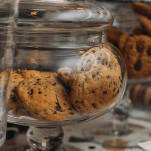 galletas de chocolate en frasco de vidrio