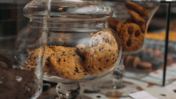 galletas de chocolate en frasco de vidrio