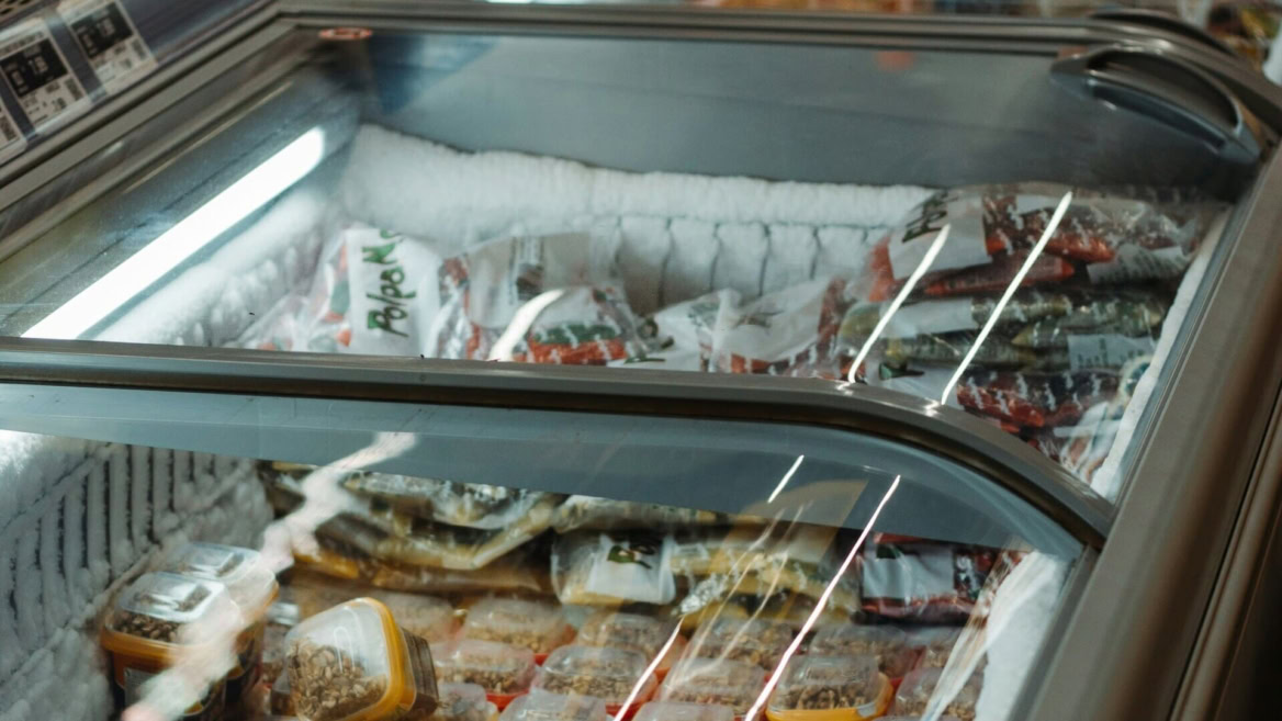 supermarkt gefriertruhe mit frost und tiefkühlwaren