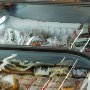 supermarkt gefriertruhe mit frost und tiefkühlwaren