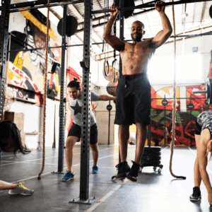 gimnasio industrial con dominadas y grafitis