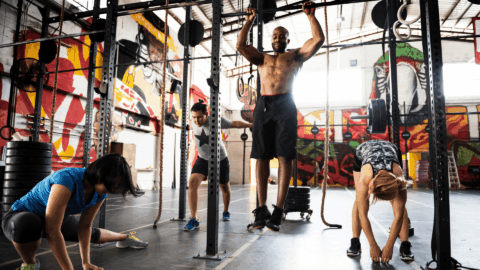 gimnasio industrial con dominadas y grafitis
