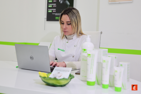 estetista con computer e prodotti per la pelle