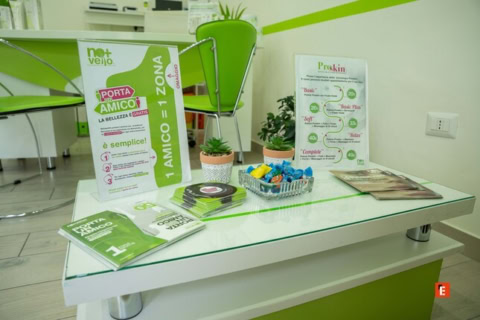stand promozionale referral verde e bianco