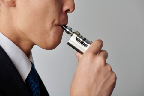 gros plan : homme vapotant cigarette Électronique