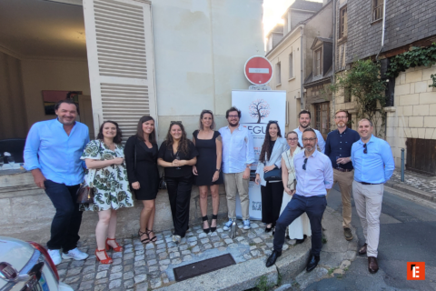 groupe dadultes posant dans une rue pavée