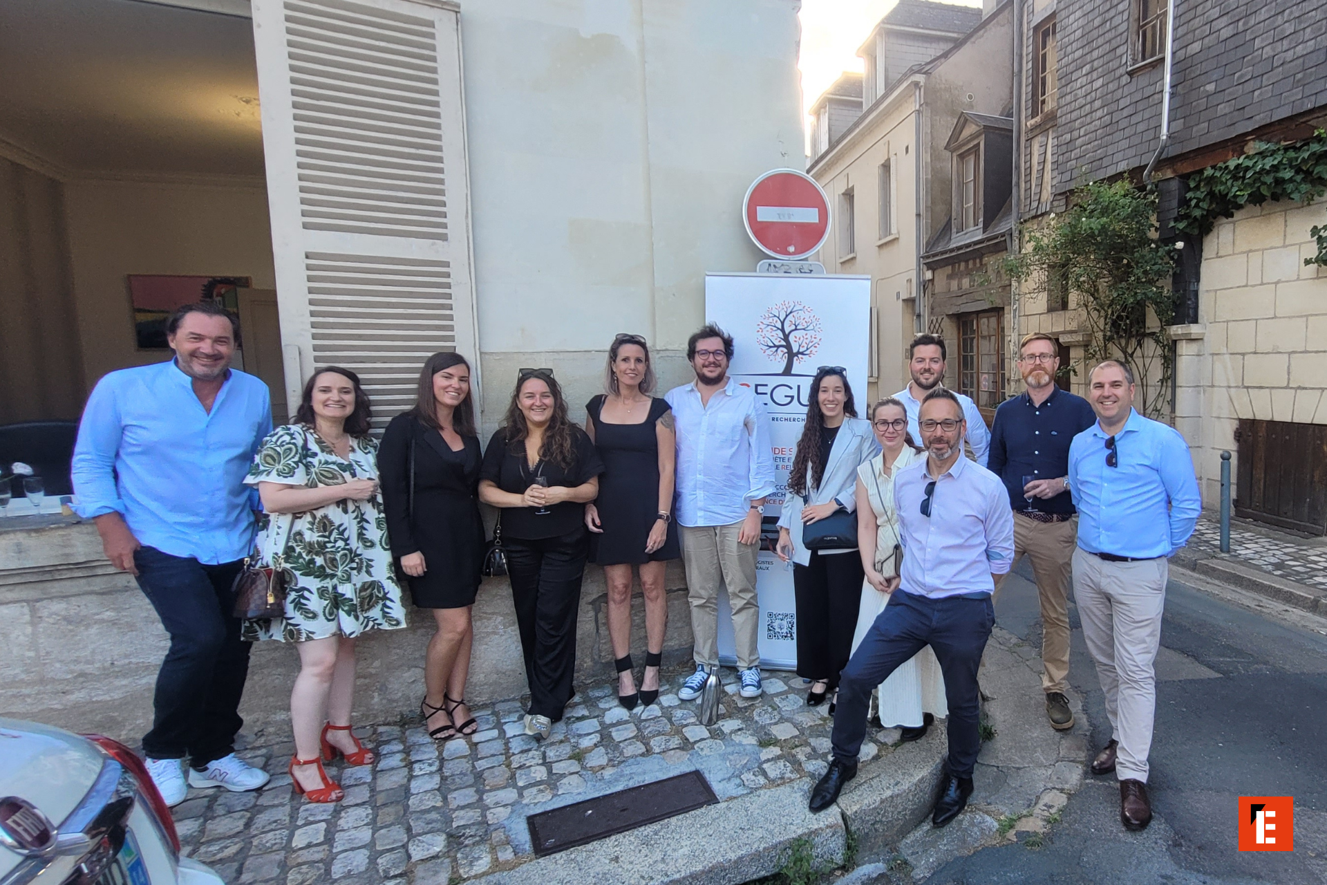 groupe dadultes posant dans une rue pavée