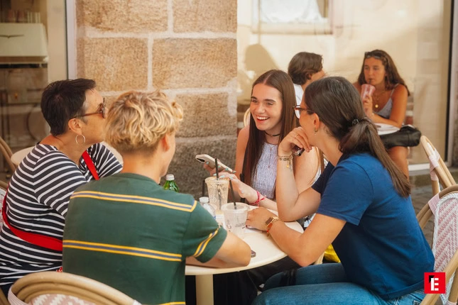 conversation entre amis en terrasse de café