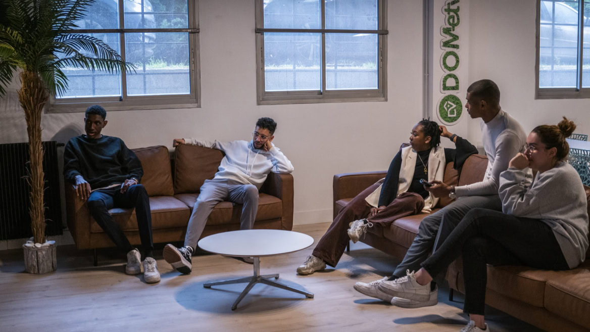 réunion informelle dÉquipe dans salon moderne