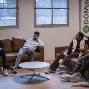 réunion informelle dÉquipe dans salon moderne