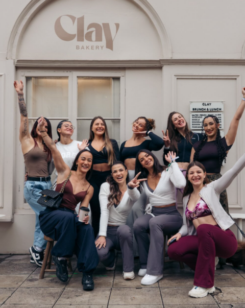 amies rieuses devant la boulangerie clay