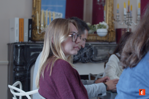 discussion de groupe dans un salon Élégant