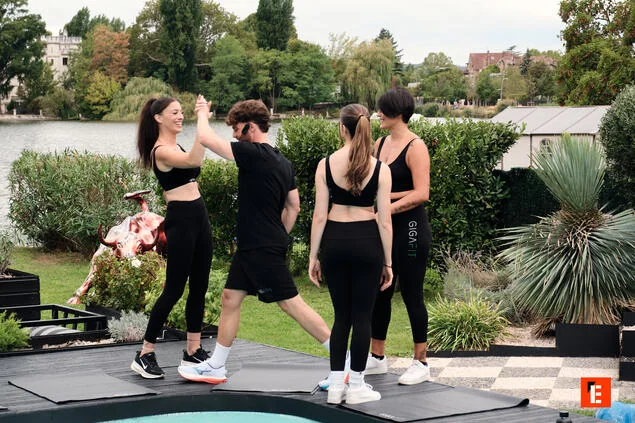 groupe d’entraînement au bord de la piscine