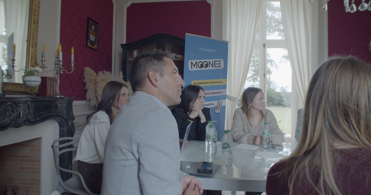 atelier moonee : réunion dans un salon élégant