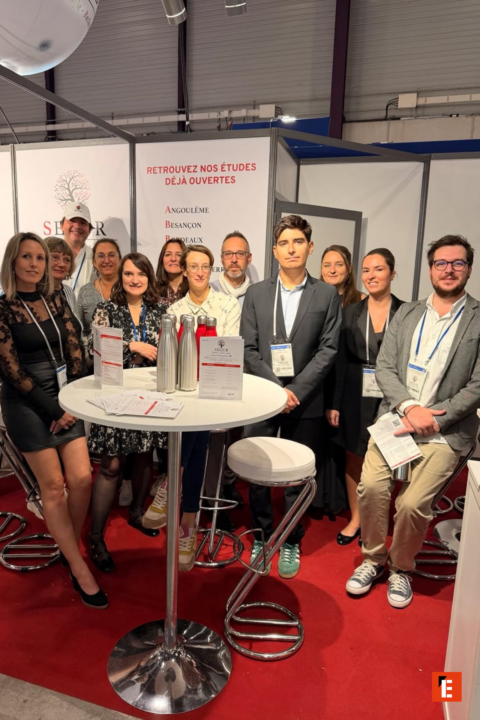 Équipe au stand salon: recrutement et infos