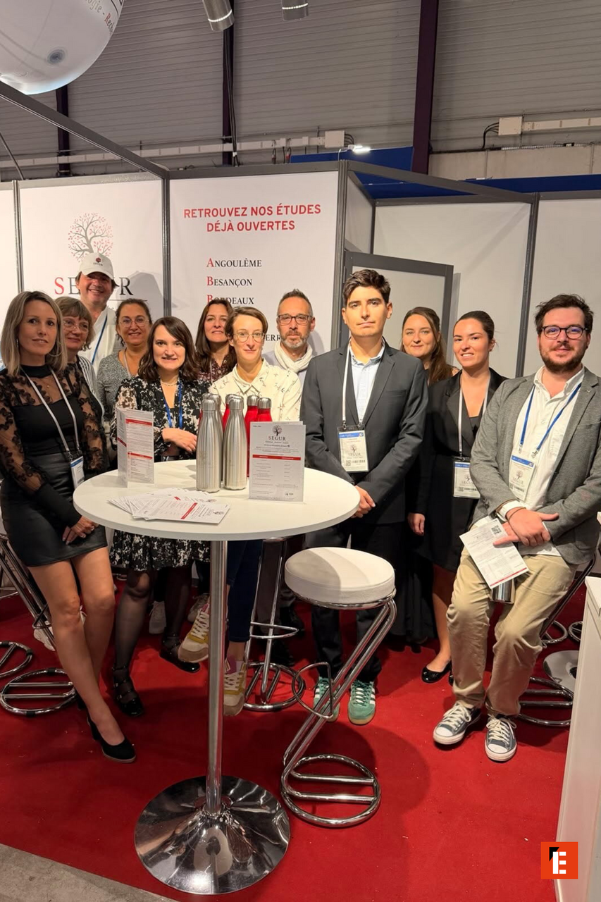 Équipe au stand salon: recrutement et infos