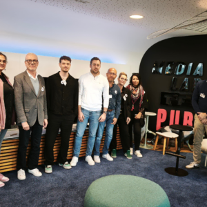 Équipe en visite dans un espace média moderne