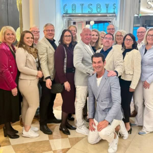 stimmungsvolles gruppenbild in der gatsby lobby