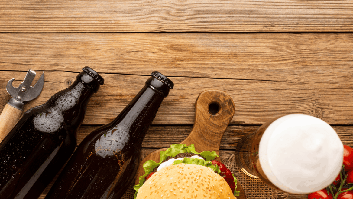 hamburguesa y cerveza fría en mesa rústica