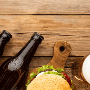 hamburguesa y cerveza fría en mesa rústica