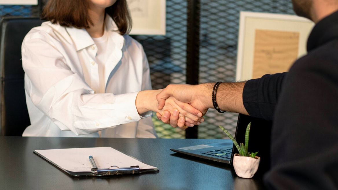 händedruck im büro: vertrag und zusammenarbeit