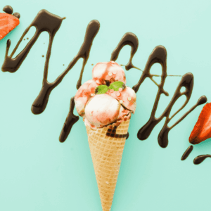 cono de helado fresa vainilla con chocolate y menta
