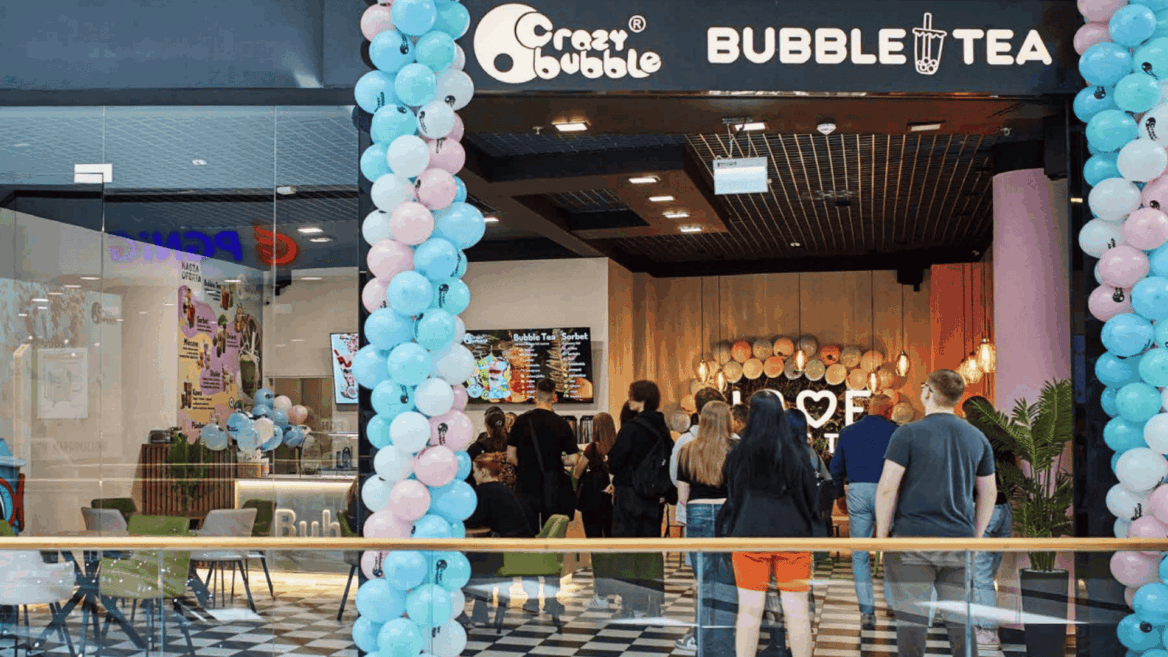 sklep bubble tea w centrum handlowym z balonami i kolejką