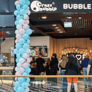 sklep bubble tea w centrum handlowym z balonami i kolejką