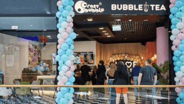 sklep bubble tea w centrum handlowym z balonami i kolejką