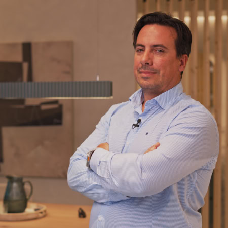 retrato profesional: hombre seguro en estudio moderno