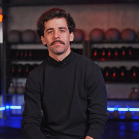 retrato de hombre en gimnasio con kettlebells y luces led