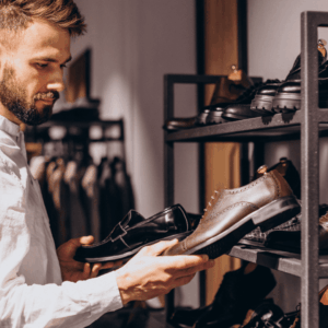 hombre eligiendo mocasines y oxford en tienda