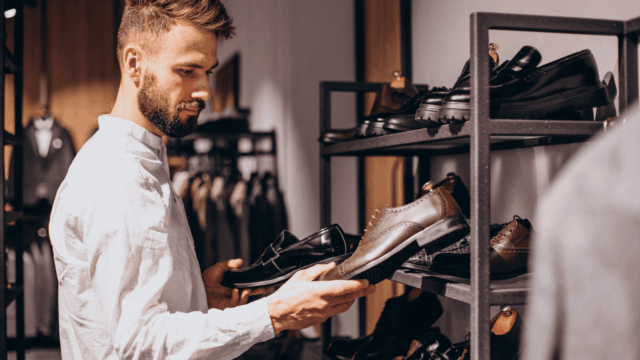 hombre eligiendo mocasines y oxford en tienda
