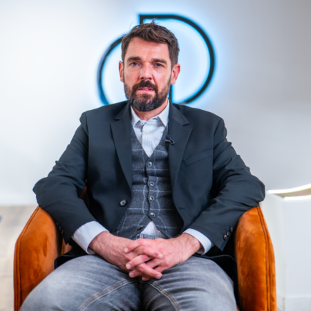 entrevista en estudio: hombre en sillón