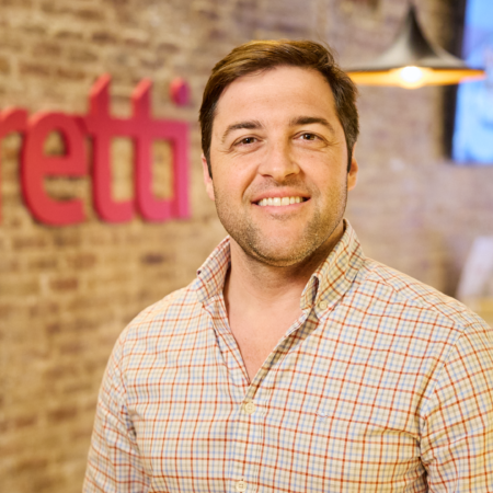 retrato natural de hombre sonriente en cafetería