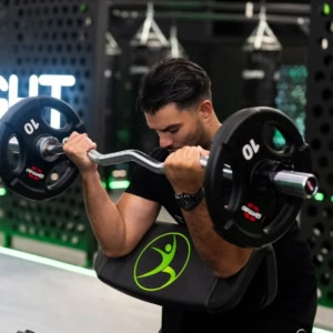 curl biceps au banc scott en salle de sport moderne
