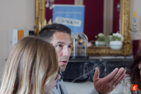 homme en conversation dans un intérieur Élégant