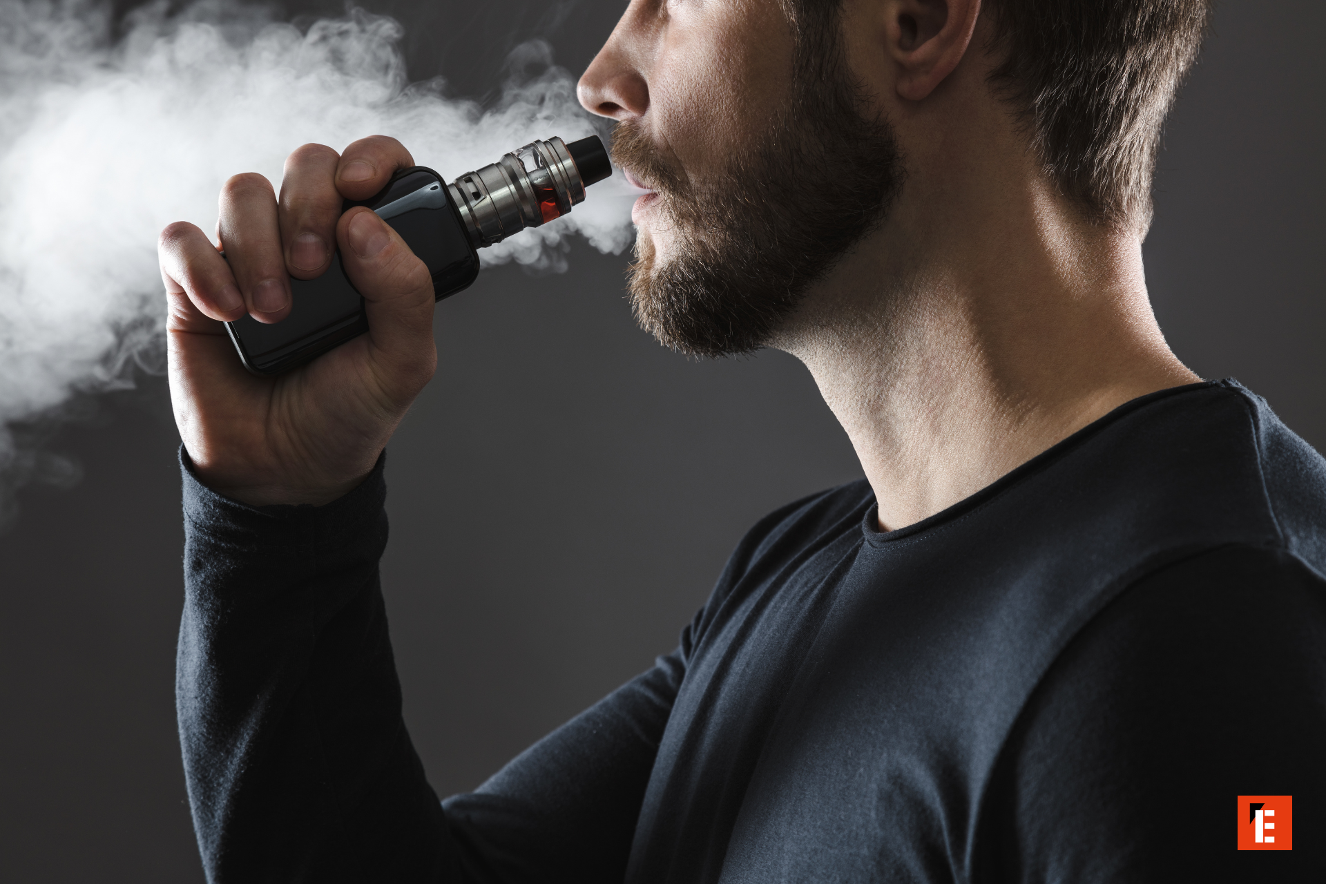 homme barbu vape en gros plan avec box mod