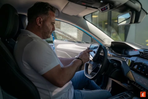 homme au volant utilisant son smartphone