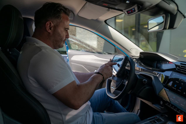 homme au volant utilisant son smartphone