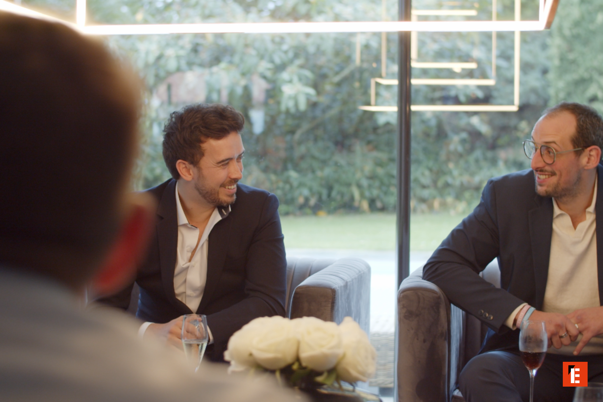 conversation amicale dans un salon moderne