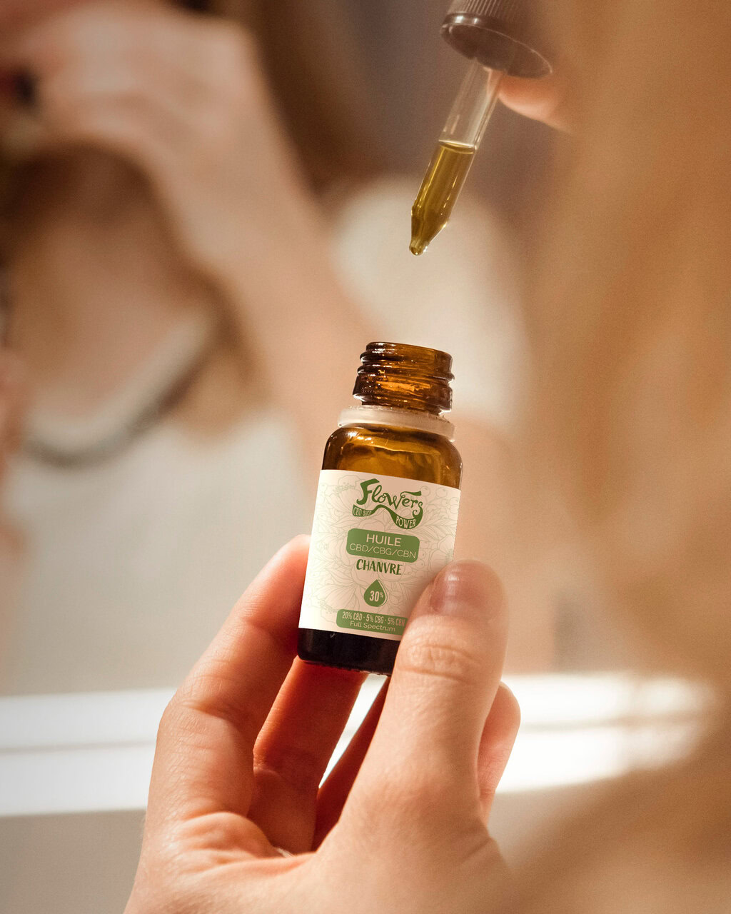 huile cbd chanvre — pipette et flacon ambre
